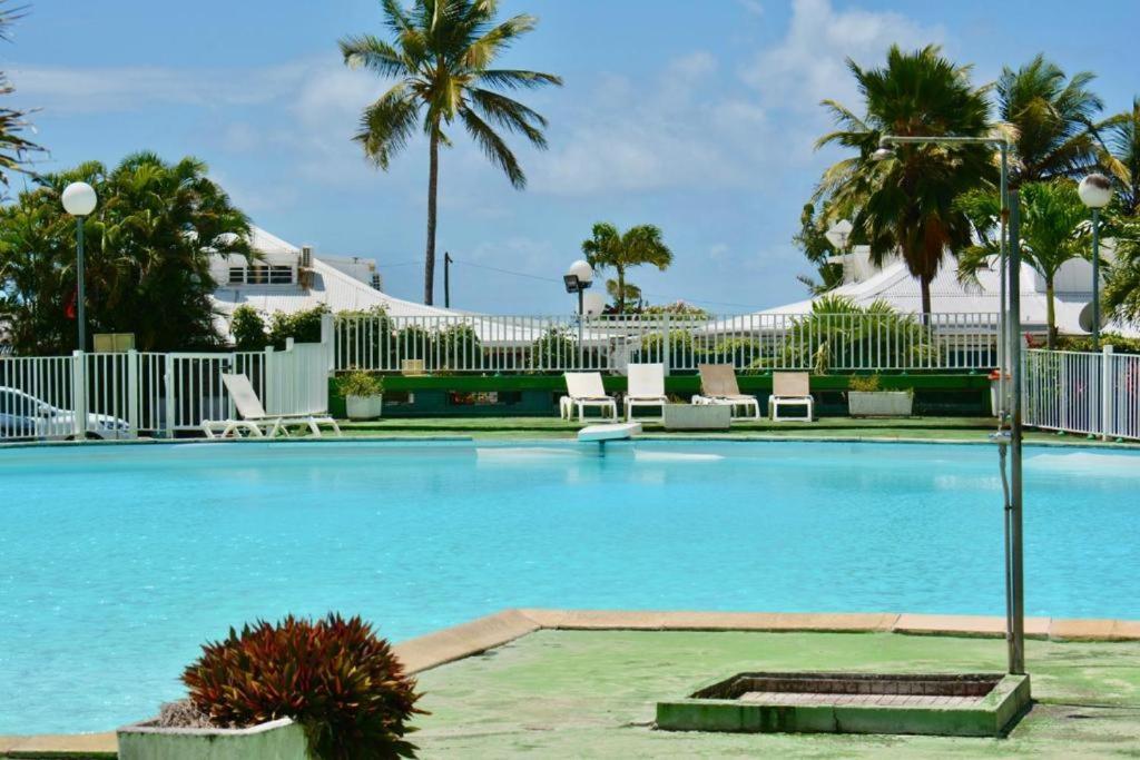 Appart Spacieux Avec Citerne A Eau Et Acces Direct A La Plage Le Gosier  Extérieur photo